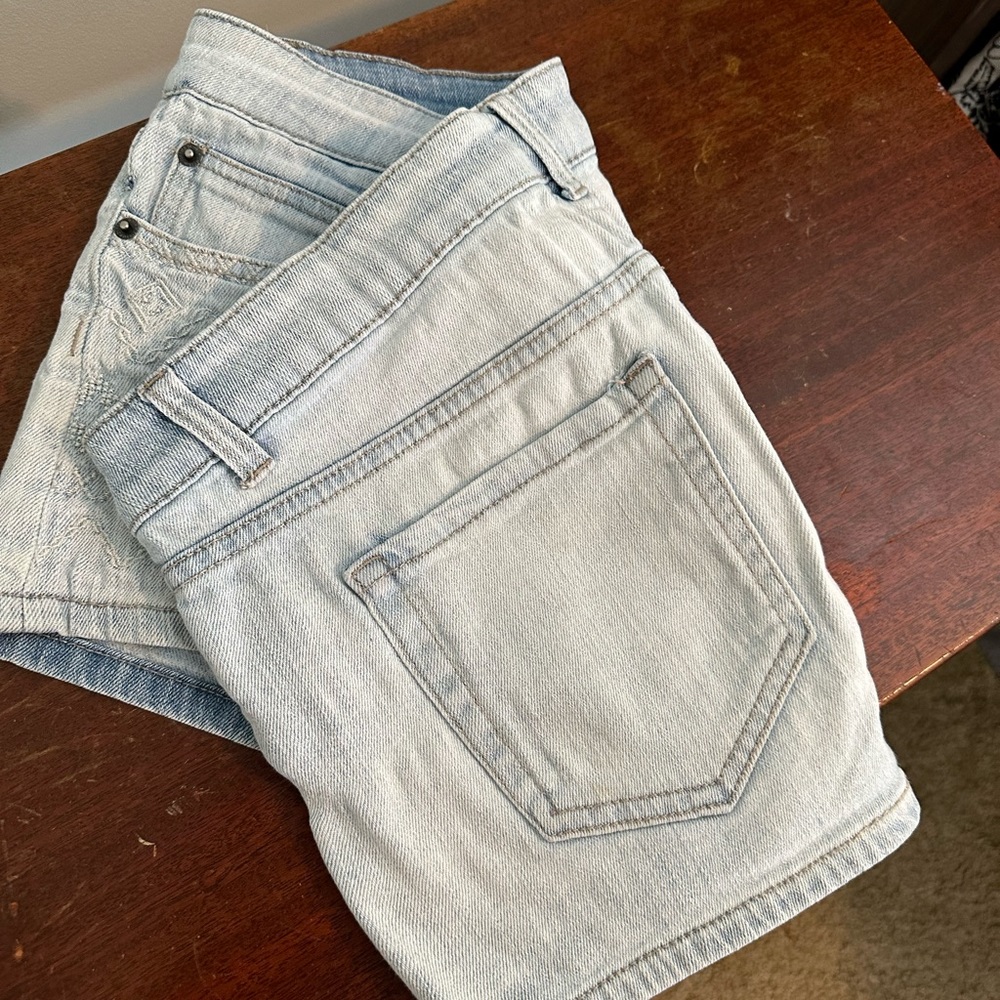 Embroidered shorts - Picture 4 of 4